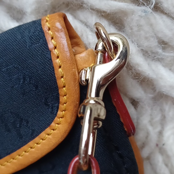 Dooney and Bourke wristlet - Picture 13 of 14